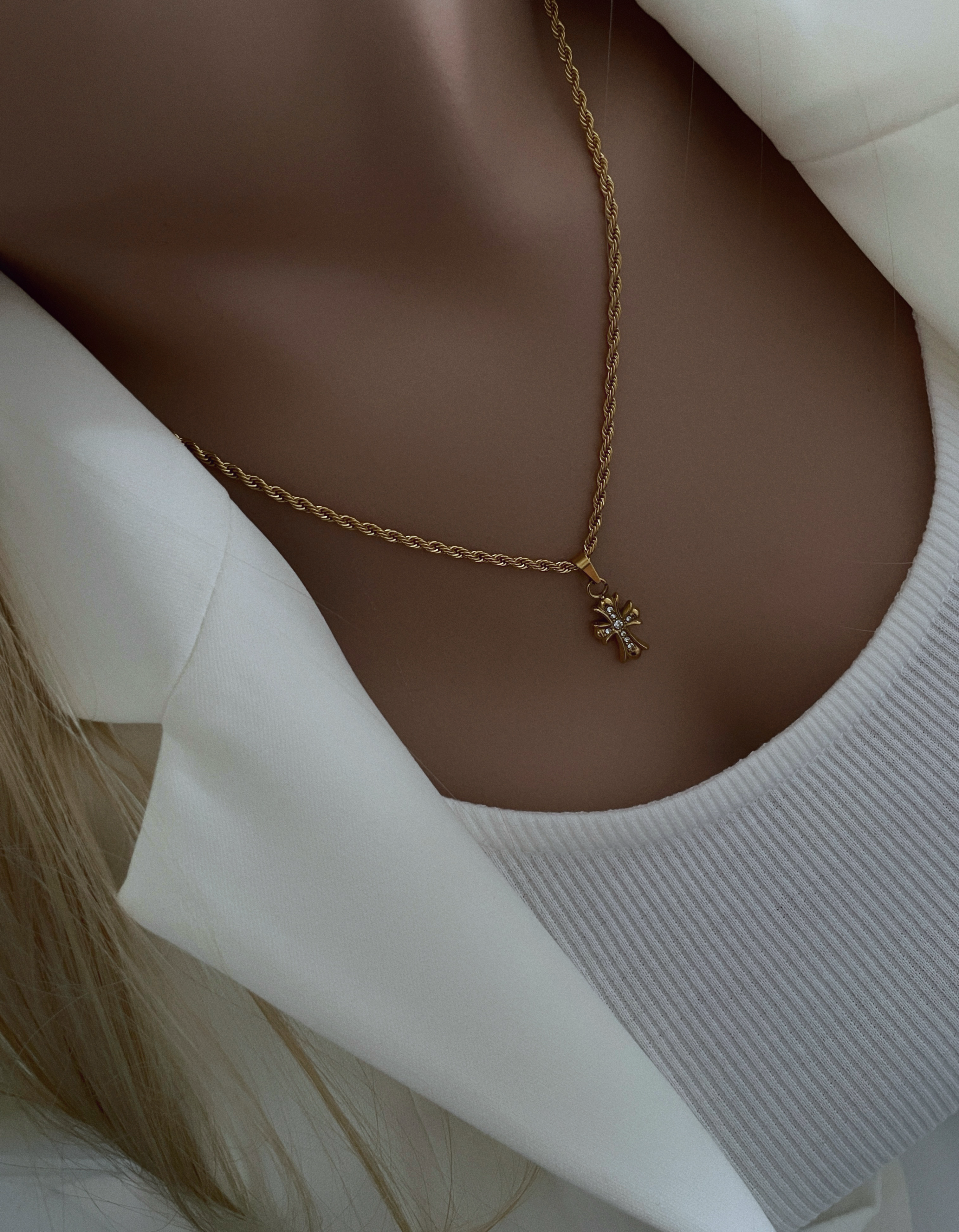 Collar Cruz Kate | KHLOE JOYAS | 15%,Colgantes,Collares,Color Oro,Con Brillantes,Cruces,Religioso,Unisex