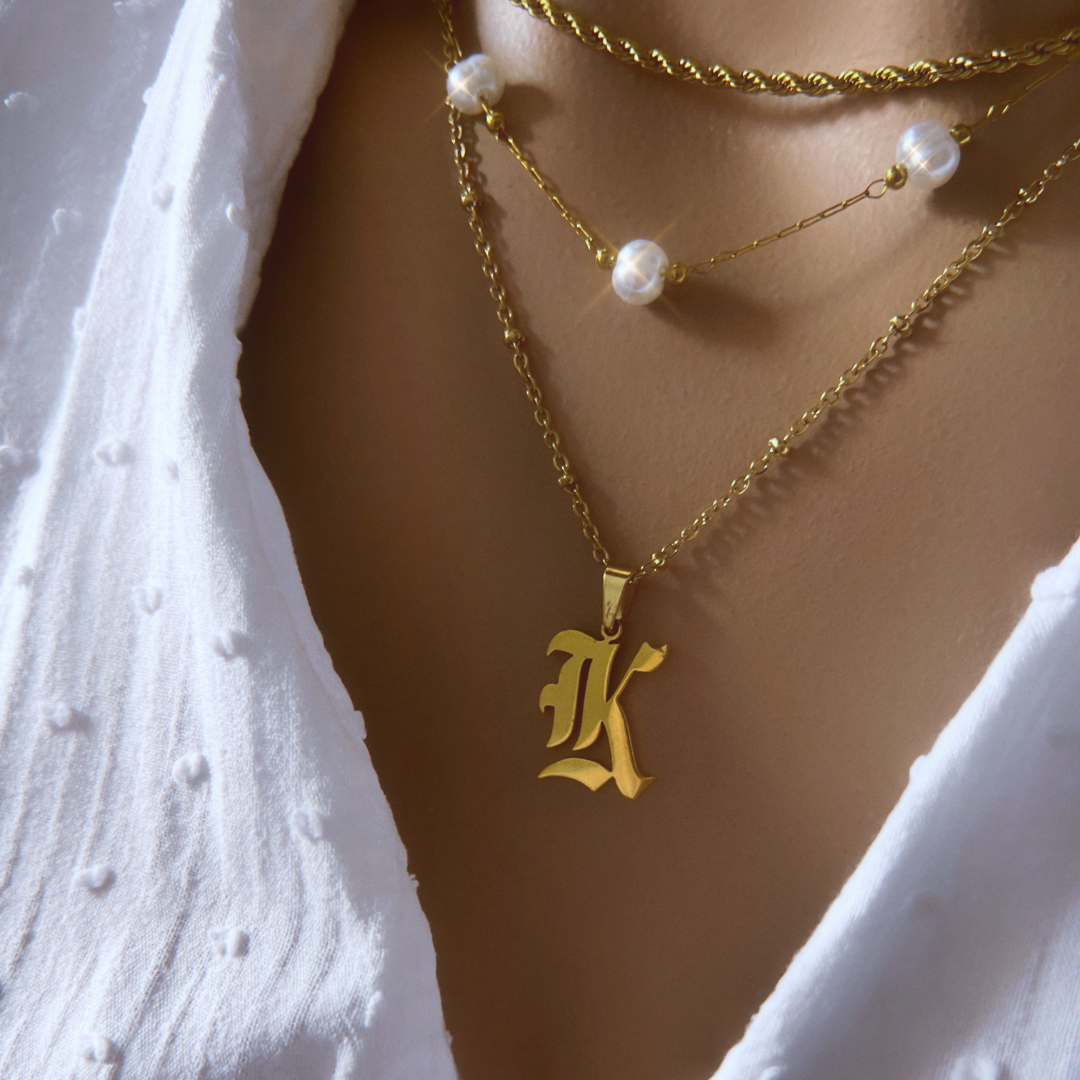 Collar Inicial Codice Lucille | KHLOE JOYAS | Colgantes,Collares,Color Oro,Iniciales,Unisex