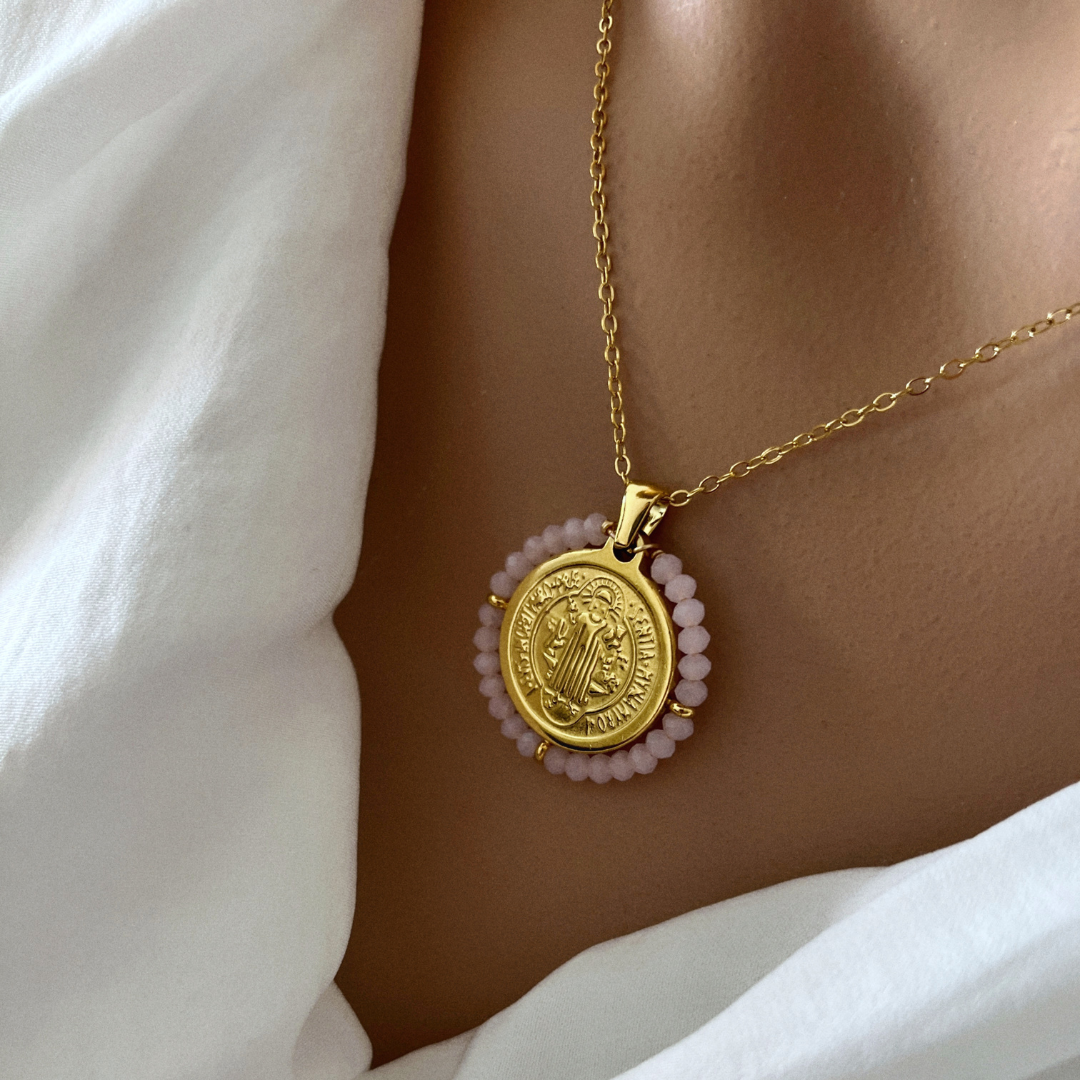 Collar San Benito Piedras Rosas | KHLOE JOYAS | Colgantes,Collares,Color Oro,Religioso