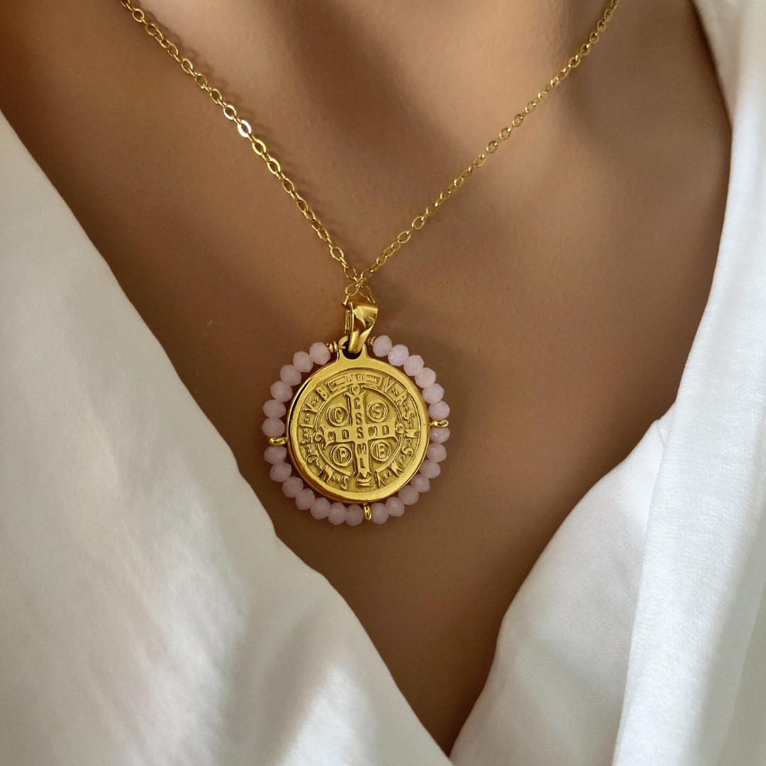 Collar San Benito Piedras Rosas | KHLOE JOYAS | Colgantes,Collares,Color Oro,Religioso