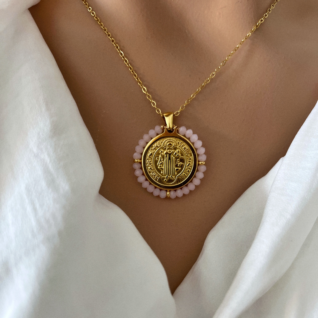 Collar San Benito Piedras Rosas | KHLOE JOYAS | Colgantes,Collares,Color Oro,Religioso