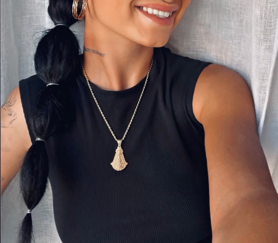 Colgante de la Virgen del Rocío puesto - Estilo de joyas religiosas para mujer y hombre