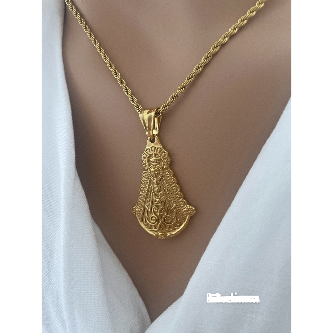 Detalle grabado medalla Virgen del Rocío - Acabado premium