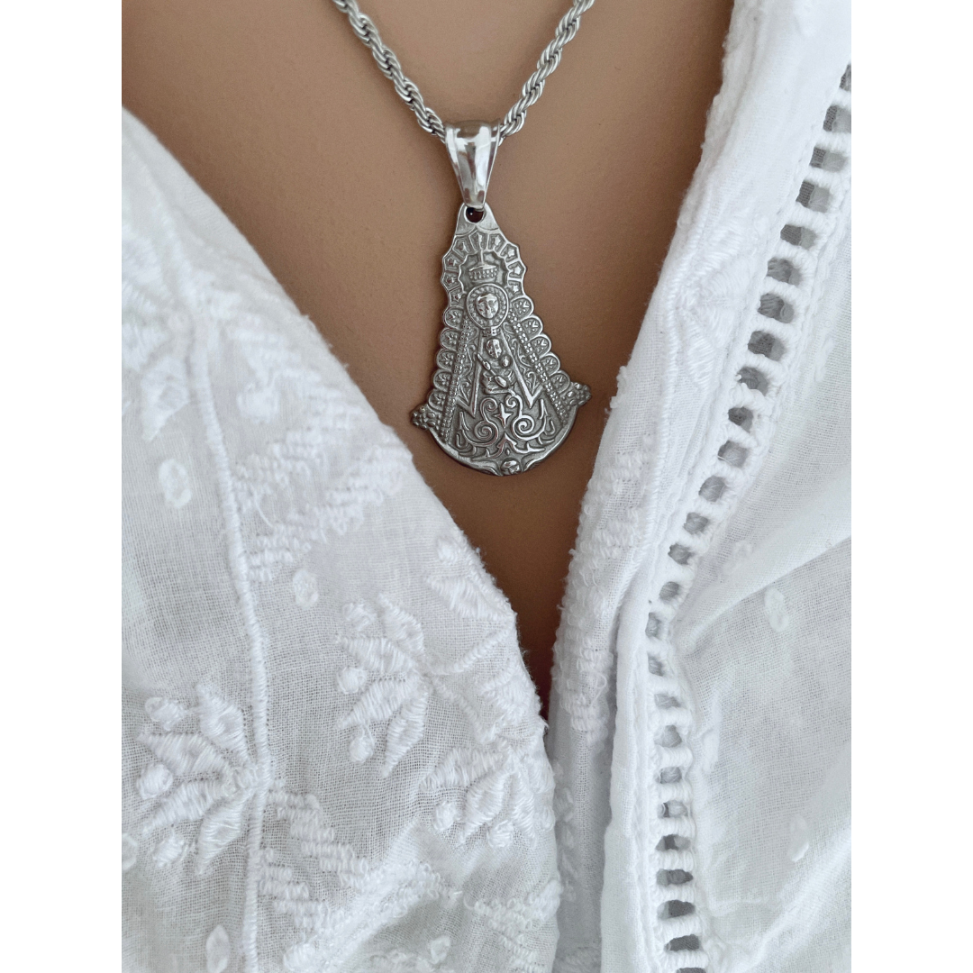 Collar Virgen Del Rocio | KHLOE JOYAS | Vista frontal en color plateado, tamaño grande