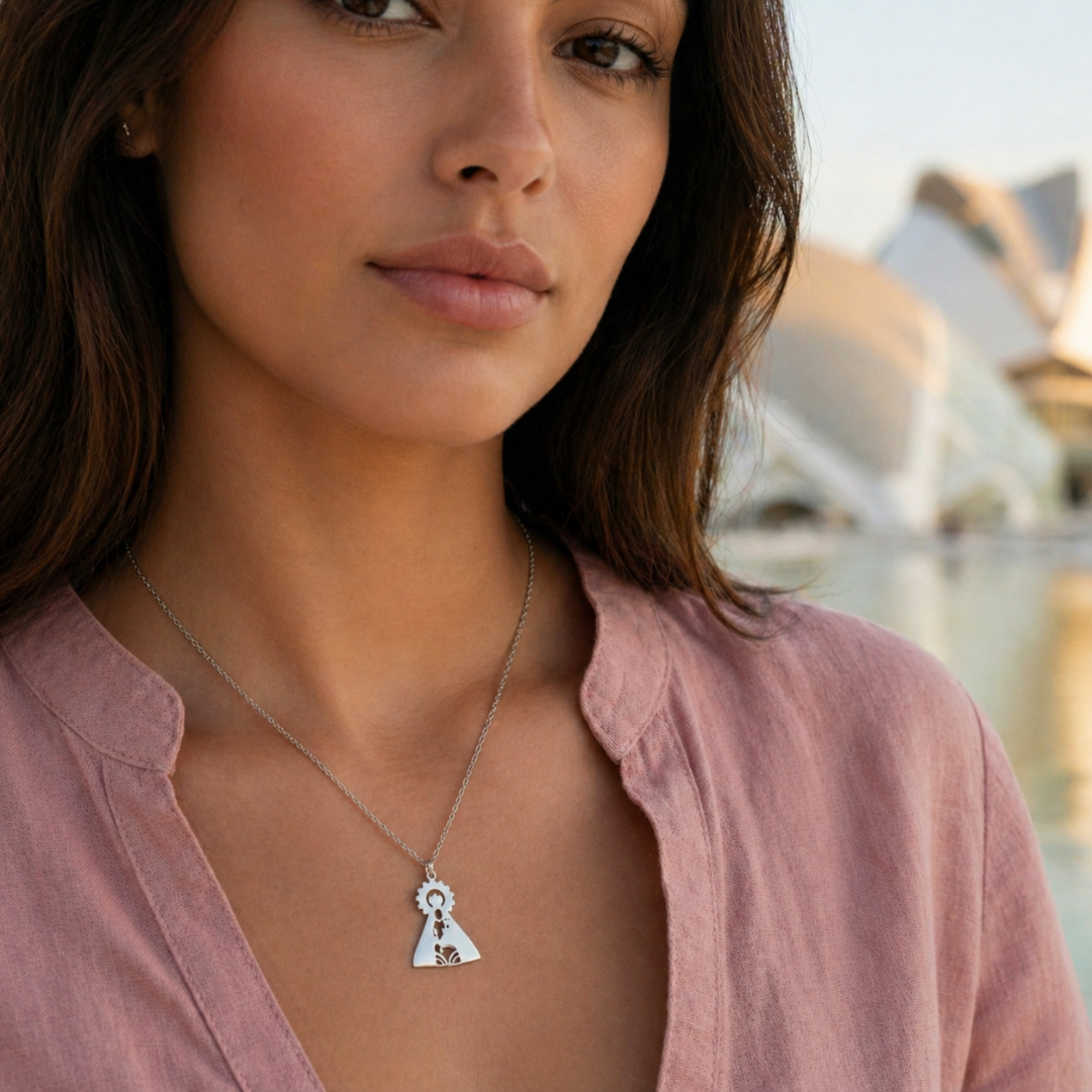 Collar Virgen de los Desamparados silueta en acero plateado - KHLOE JOYAS