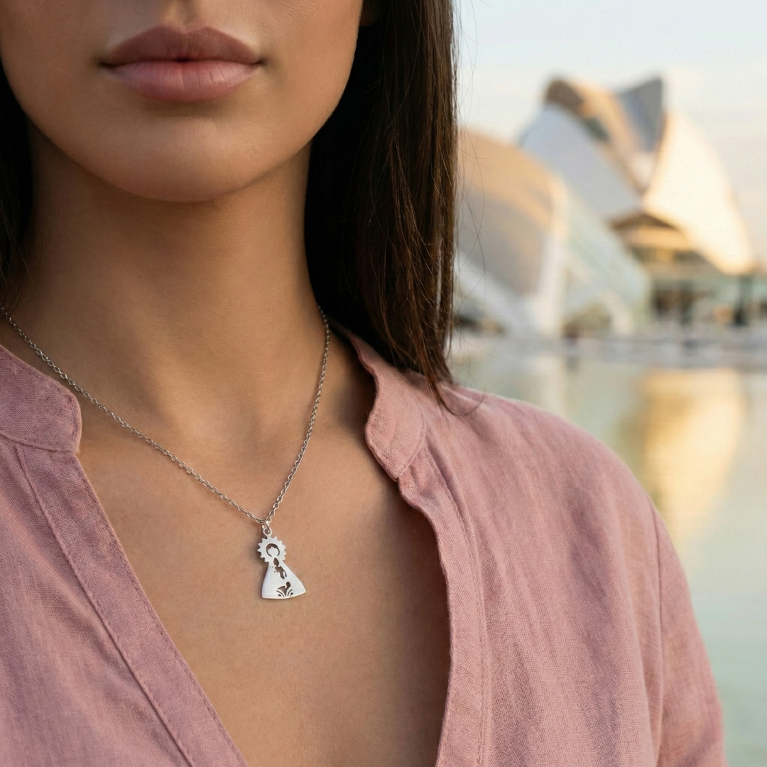 Collar Geperudeta Virgen de los Desamparados silueta en acero plateado - KHLOE JOYAS