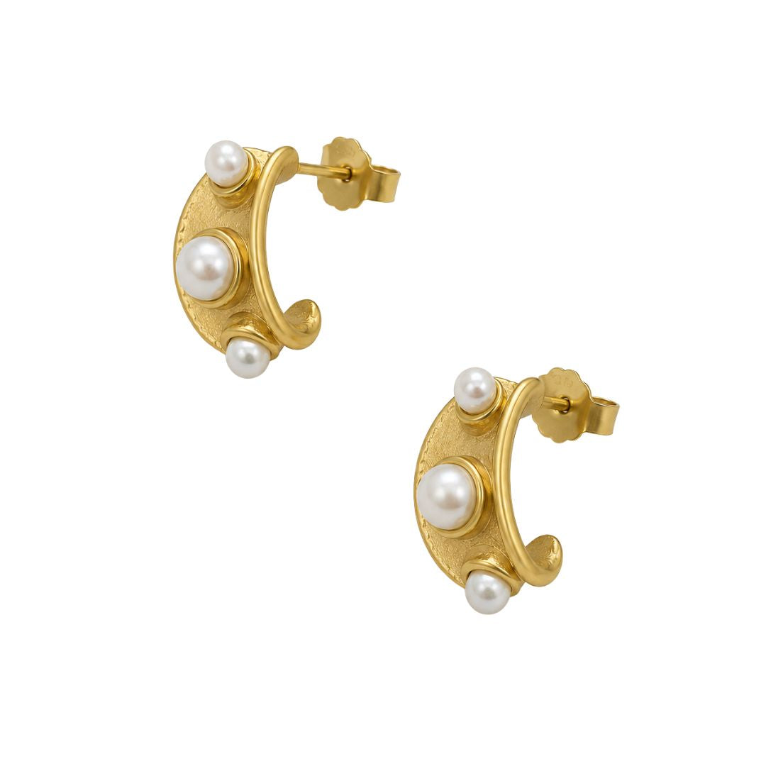 Elegant gold earrings with pearls