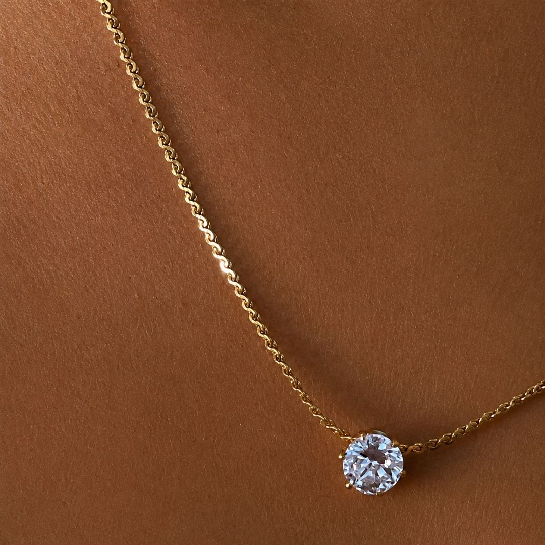 Detalle collar punto de luz oro con diamante