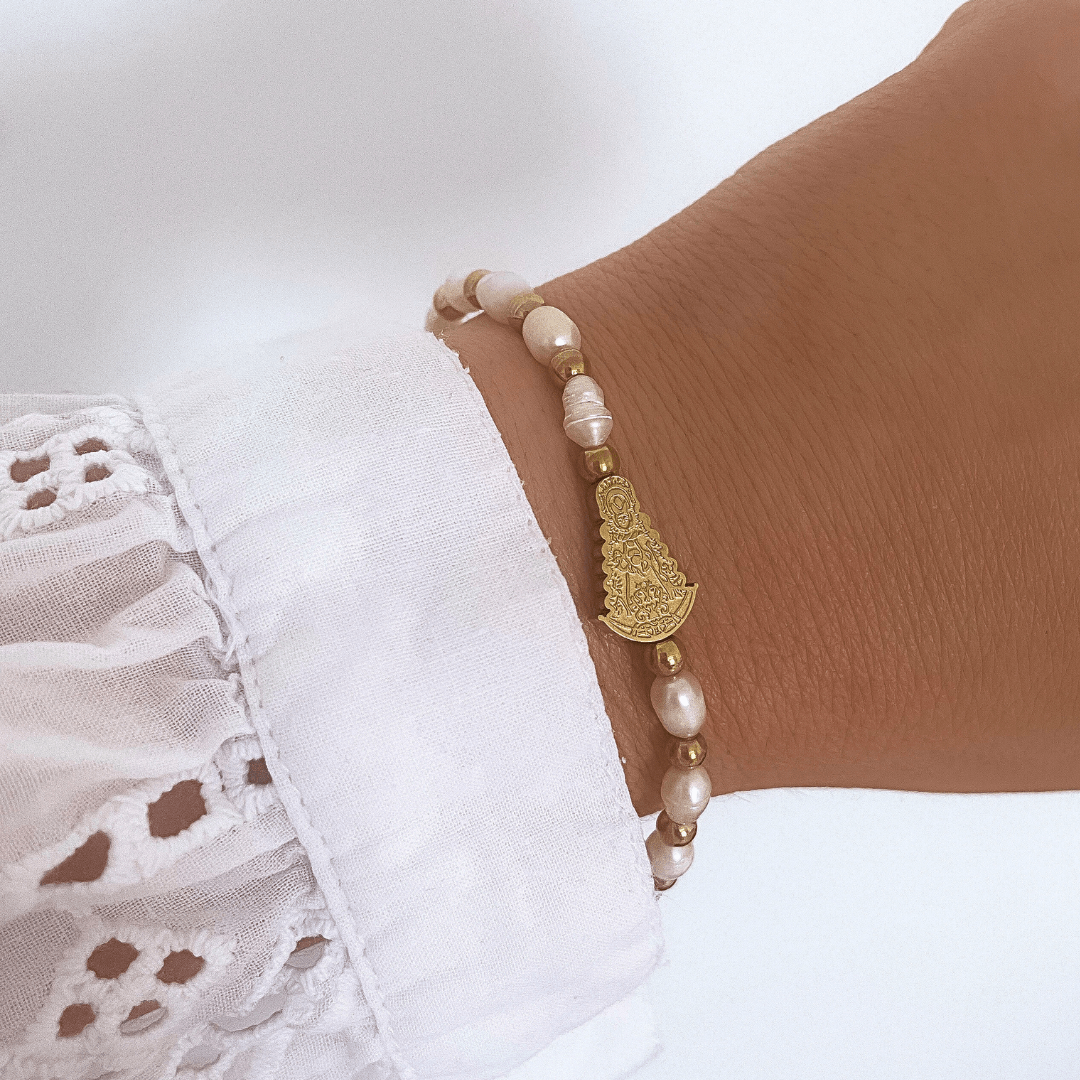 Pulsera Virgen Del Rocío Perlas Naturales Dorada | KHLOE JOYAS | Color Oro,Perlas,Pulseras,Religioso