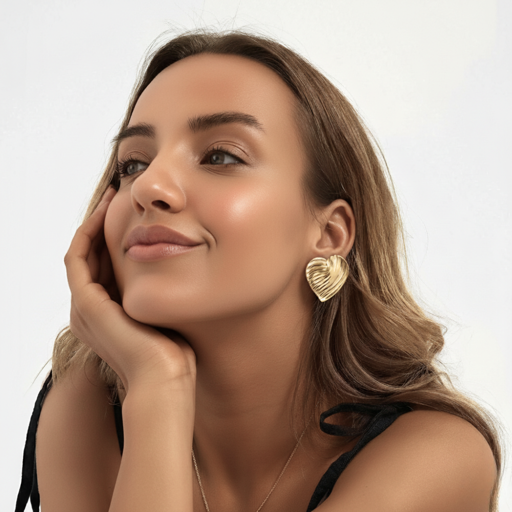 Modelo luciendo los Pendientes Hannah oro 18K con corazones - Regalo San Valentín KHLOE JOYAS