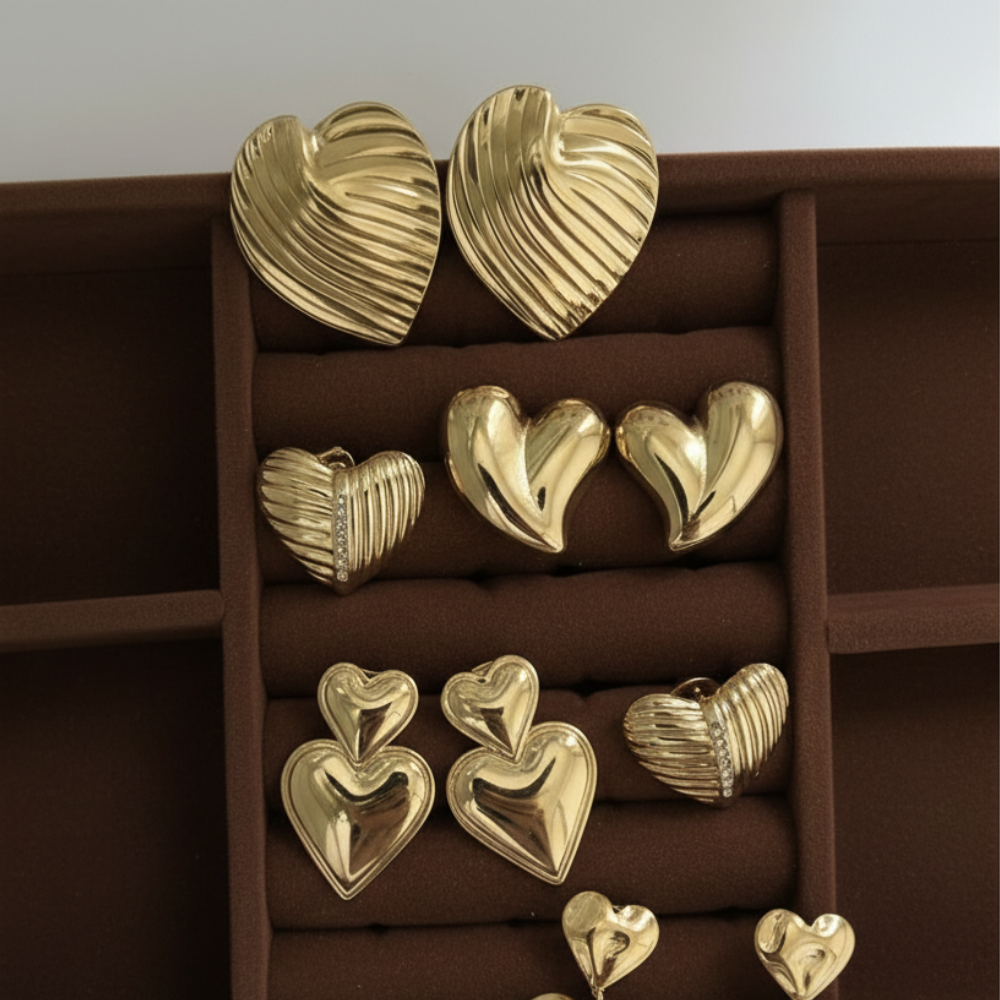 Pendientes Hannah oro 18K con corazones en joyero color chocolate - Regalo San Valentín KHLOE JOYAS