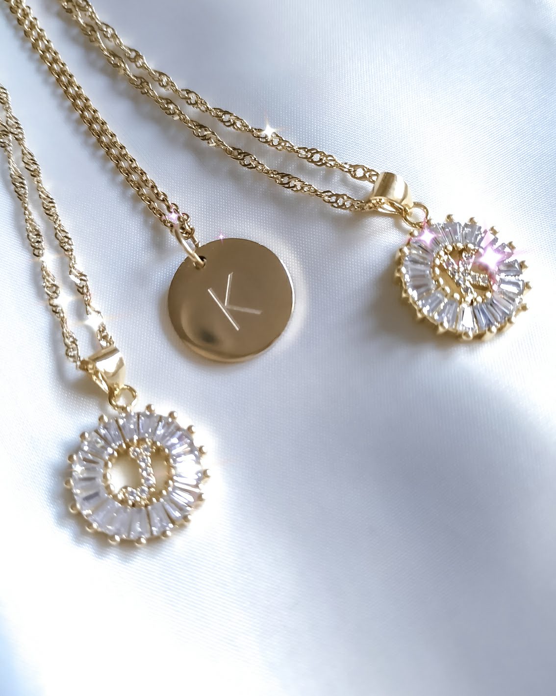 Colgante Inicial Arial Coin freeshipping - KHLOE JOYAS