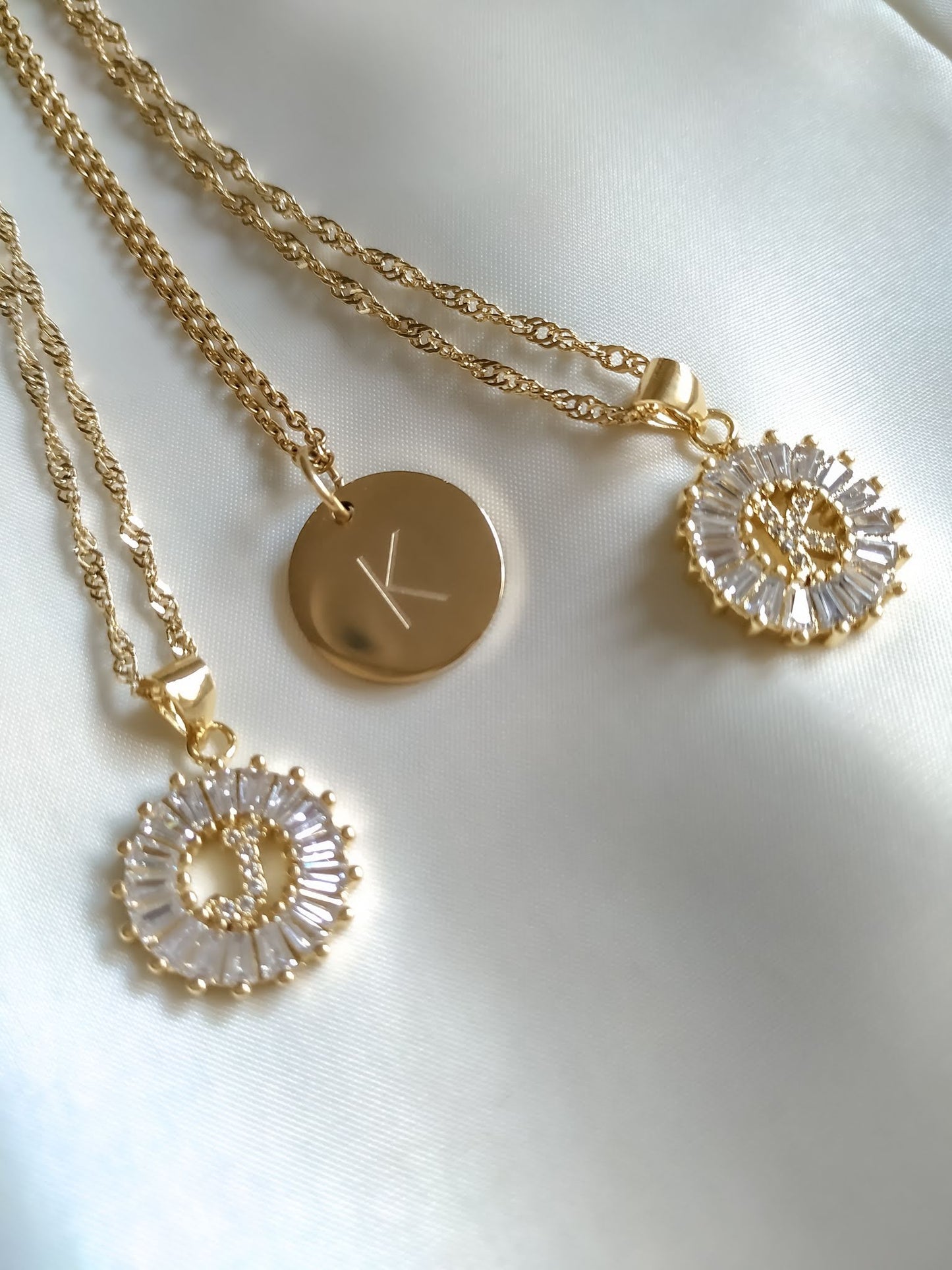 Colgante Inicial Arial Coin freeshipping - KHLOE JOYAS