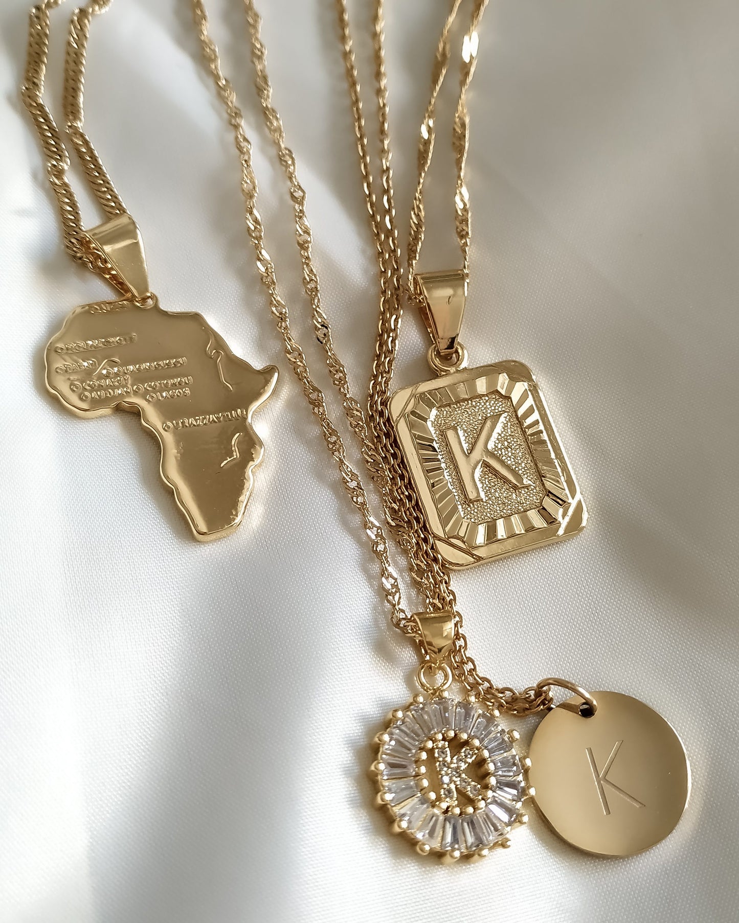 Colgante Inicial Arial Coin freeshipping - KHLOE JOYAS