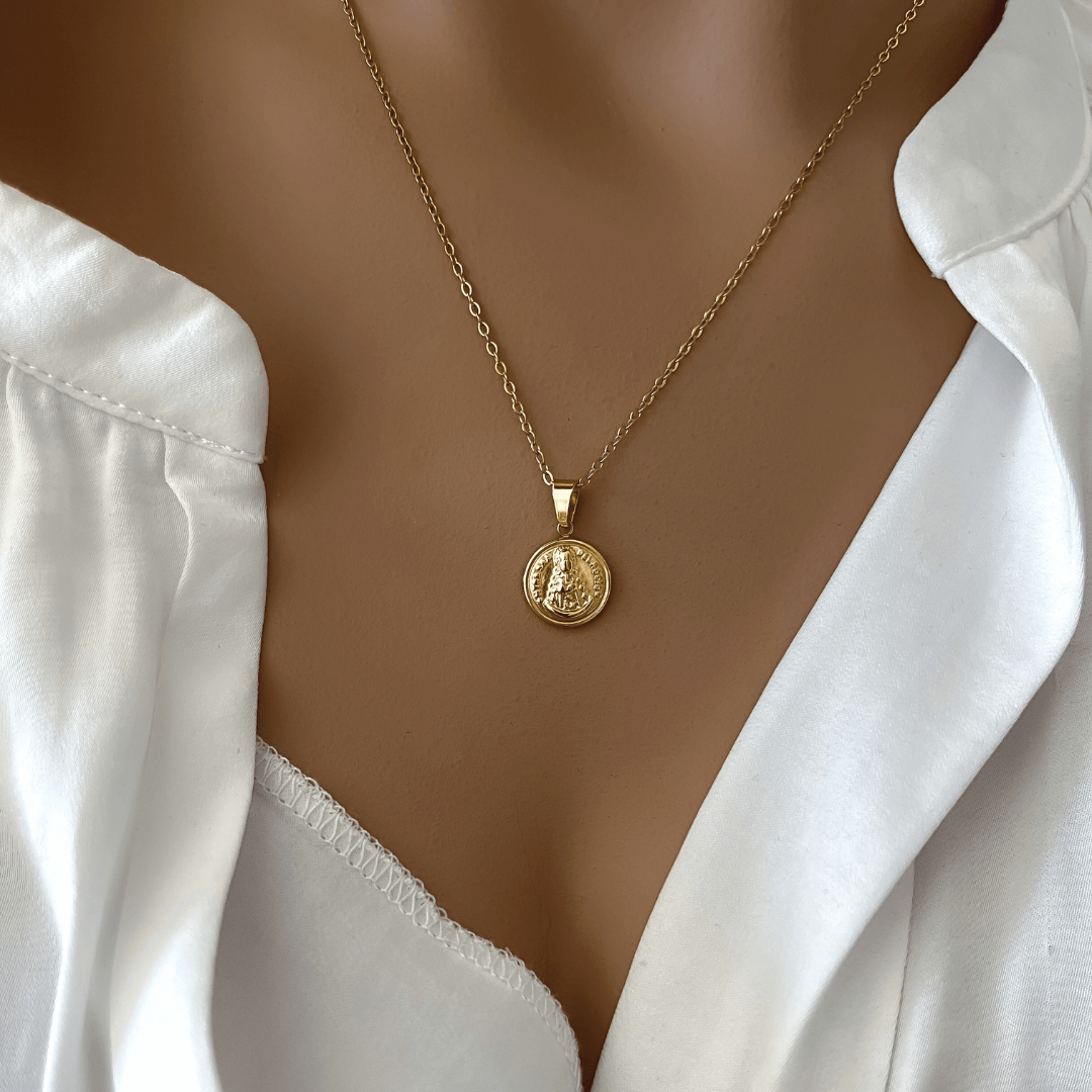 Collar Medalla Virgen Del Rocio Clasica | KHLOE JOYAS | Colgantes,Collares,Color Oro,Color Plata,Religioso,Unisex